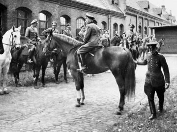 Auf dem Hof der Reiterstaffel in den 40er Jahren