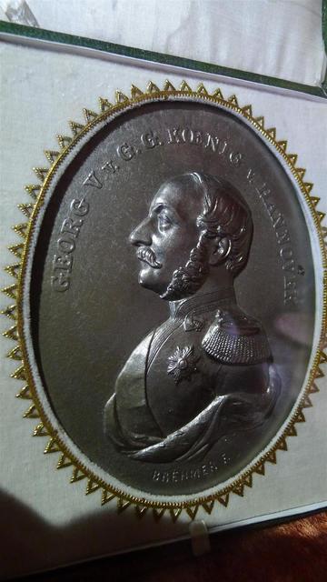 Ovales Relief-Medaillon, Georg V, König von Hannover im Profil.