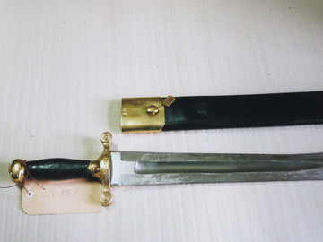 Faschinenmesser, für die Mannschaften des Ingeniuer-Corps, etwa 1850-1866. Stempelungen J. C. C. 121., auf Mundblech der Scheide B. 39. Länge insg. 62,5 cm, Länge Klinge 48 cm, Klingenbreite ca. 5 cm. Inventar Nr. auf Plakette 1426.