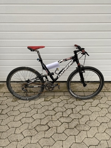 Mountainbike der Marke Corratec, Typ Airtech One in rot / schwarz / weiß, Rahmennummer AC4L00742