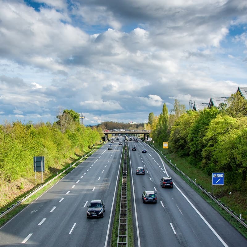 Teaser Reisezeit - Richtiges Verhalten bei Stau und Unfällen